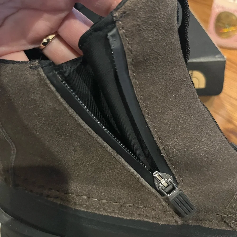 The North Face Men's Chilkat V Zip Dark Brown and Black Snow Boots Brand New